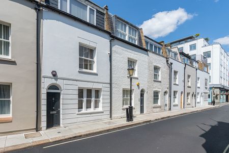 A Three-Bedroom Townhouse with Garden and Roof Terrace in Knightsbridge - Photo 2