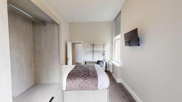 4 bedroom flat to rent - Photo 1