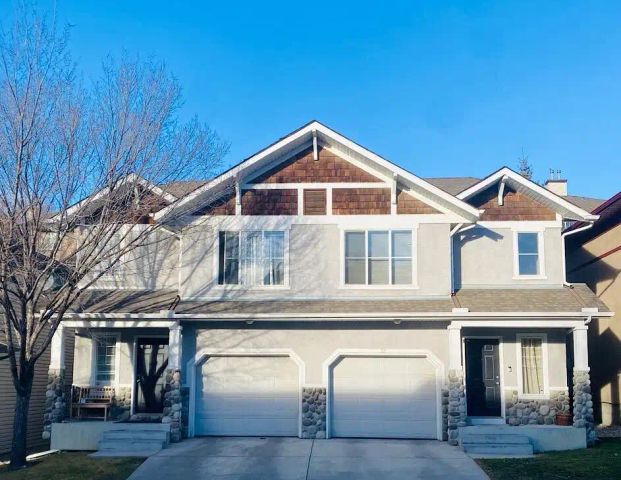 **1800 sq feet - Beautiful 3 Bedroom, finished basement & single car garage** — 3 Bedrooms Townhouse - Photo 1