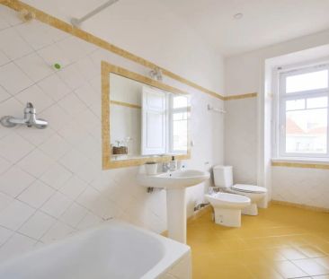 Room in a shared 8-bedroom apartment for rent in Lisbon, some bills included - Foto 5