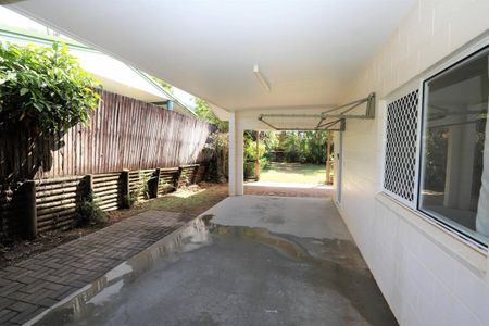 Location Location - Airconditioned - Extra Hobby Room - Fully Fenced - Photo 2
