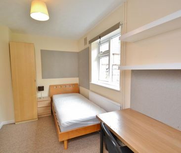 4 bedroom semi-detached house to rent - Photo 3