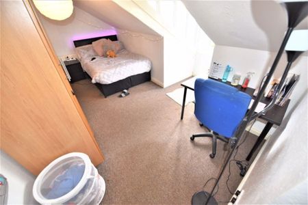 5 bedroom House in Burley Road, Leeds - Photo 4