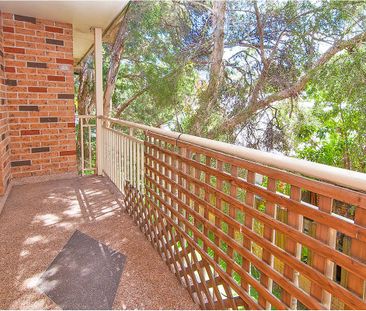 2 BED - 2 CAR LOCK UP GARAGE - RENOVATED APARTMENT - Photo 1