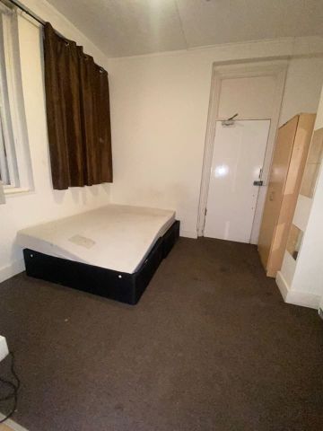 Room in a Shared House, Beech House Road, CR0 - Photo 2