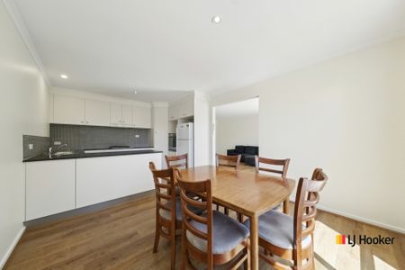 Delightful 2 Bedroom Apartment Filled with Natural Light - Photo 3