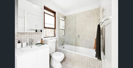 Charming Newtown Home with Private Courtyard - Photo 3