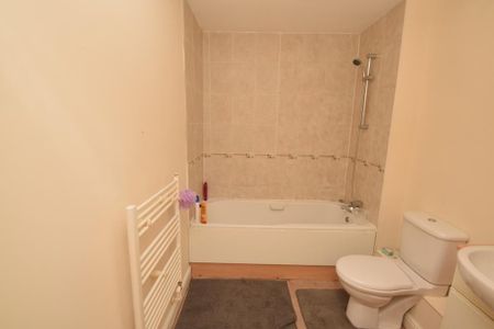 3 bedroom flat to rent - Photo 5