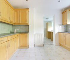 4 BEDROOM House - Detached - Photo 4