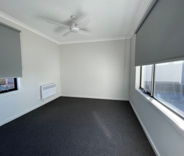 Beautifully Presented Townhouse! - Photo 4