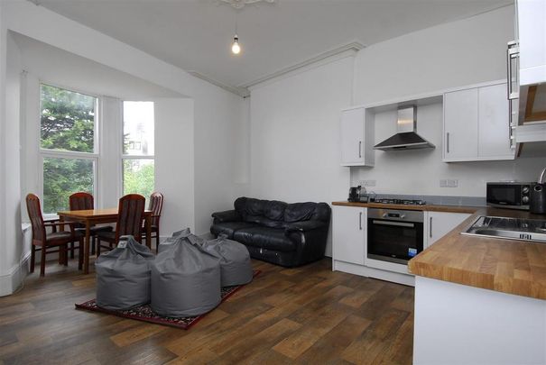 4 bedroom flat to rent - Photo 1
