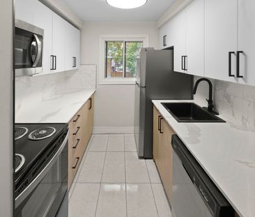 3 BDR Townhouse - 1 Month Free! | 21 Holborn Drive, Kitchener - Photo 1