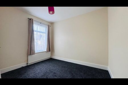 4 Bed Terraced House, Friars Road, E6 - Photo 2