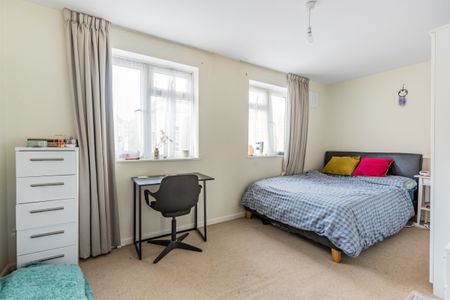 St. Saviours Estate, London, SE1 - Photo 3
