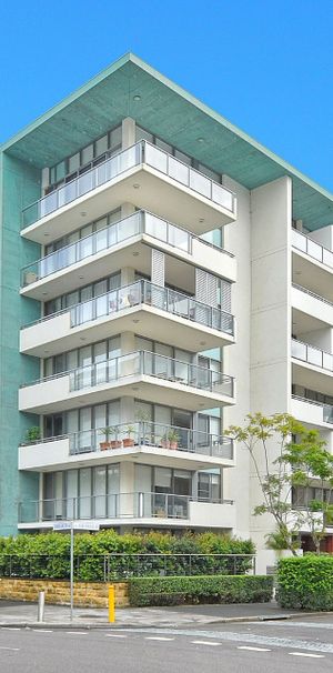 Sundrenched north facing apartment, versatile floor plan - Photo 1
