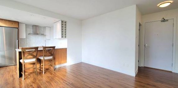 Bright + Spacious 1 Bed 1 Bath + Den @ Tower Green - UNFURNISHED - Photo 2