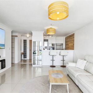WOW fully renovated fully furnished 2 bedroom apartment, - Photo 2
