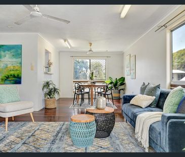 A charming 2-level Home – Great Location - Photo 2