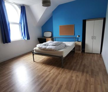 3 bedroom flat to rent - Photo 6