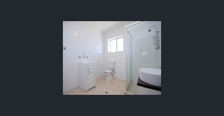 Modern upstairs unit fantastic location! - Photo 4