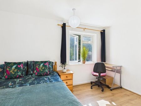 3 bedroom flat to rent - Photo 4