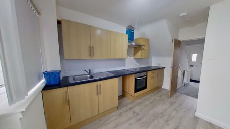 2 bedroom terraced house to rent - Photo 4