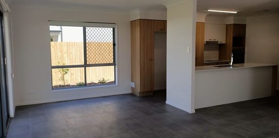 Stylish Family Home in a Peaceful Cul-de-Sac! - Photo 2