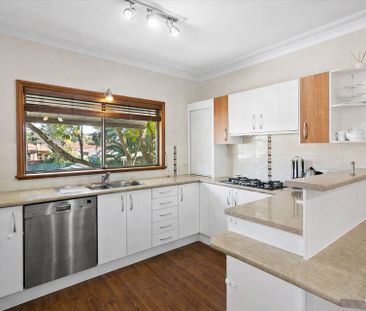 Family Home with Swimming Pool - Photo 5