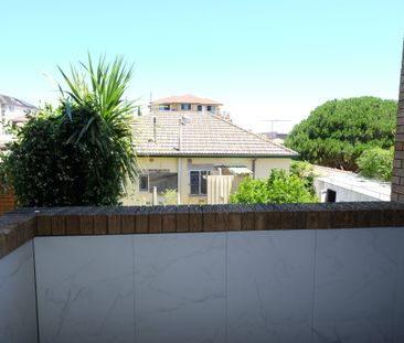 One Bedroom Apartment With Parking - Walking Distance to UNSW - Photo 6