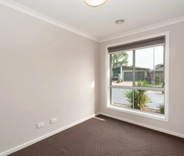 Spacious Family Home in Quiet Court - Photo 5