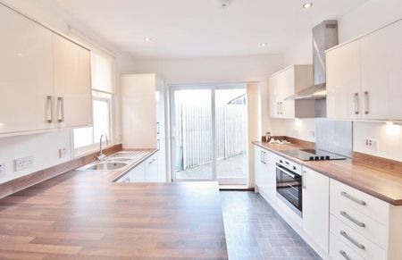 3 bedroom end of terrace house to rent - Photo 4
