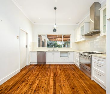 Charming period home in premier east side location - Photo 2