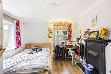 Harvest Road, Englefield Green, Egham, Surrey, TW20 0QS - Photo 2