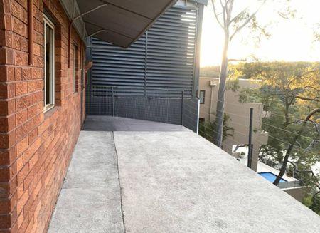 Water frontage 3 level Family home All rooms with water view - Photo 2