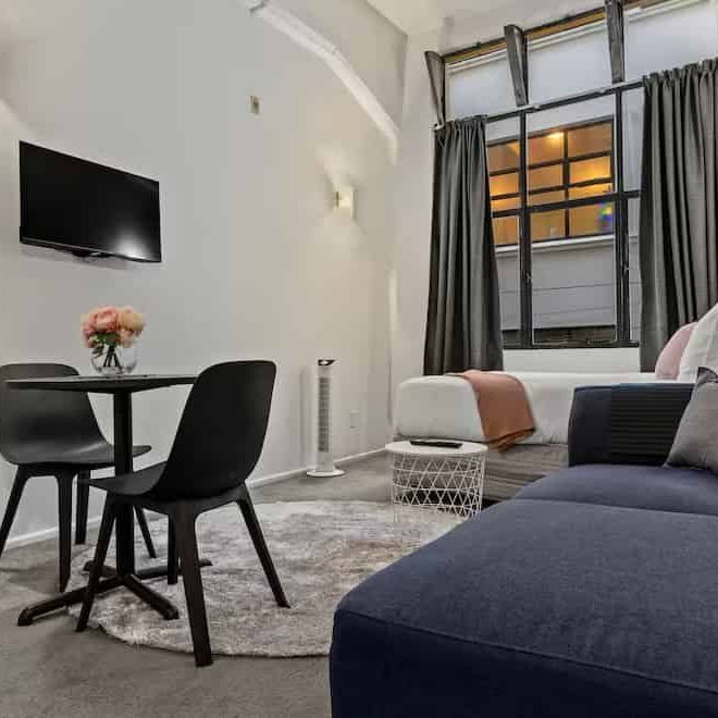 Fully Furnished CBD Studio – Walk to Queen Street - Photo 1