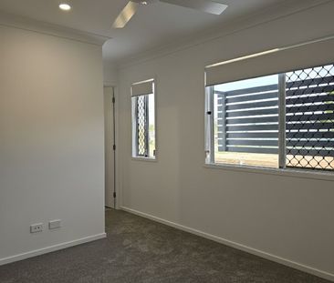 NEAR NEW- 4 BED 2 BATH TOWNHOUSE- FULLY DUCTED AIR CON - Photo 1