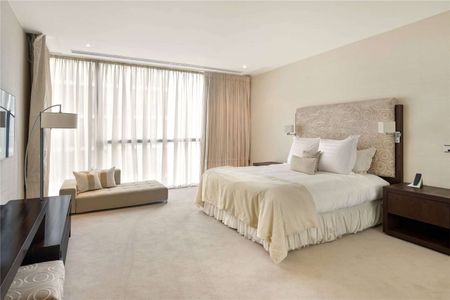 Refined Three Bedroom Residence in an Exclusive Knightsbridge Setting - Photo 5