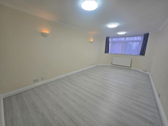 3 Bed Flat, Blissland Court, N12 - Photo 1