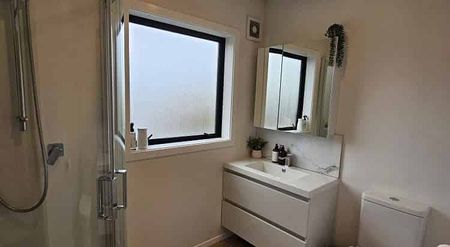 NEW sunny and warm, 3 bedroom modern living - Photo 5