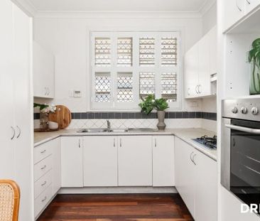 Character, charm and convenience in a highly sought-after location - Photo 1