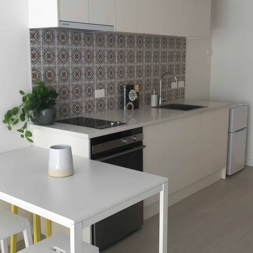 Modern Minimalist - Photo 1