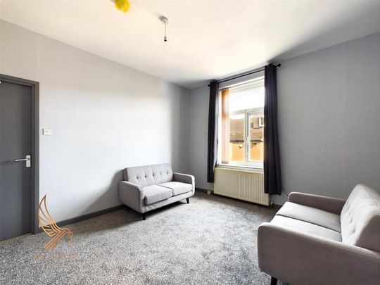 4 bedroom end of terrace house to rent - Photo 1