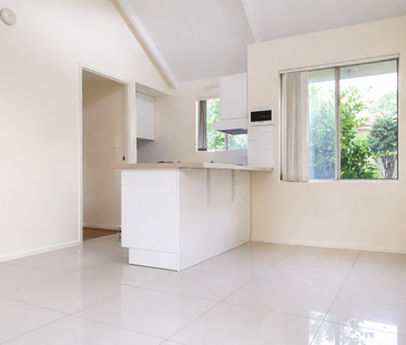 Conveniently Located, Bright & Spacious Flat - Photo 2