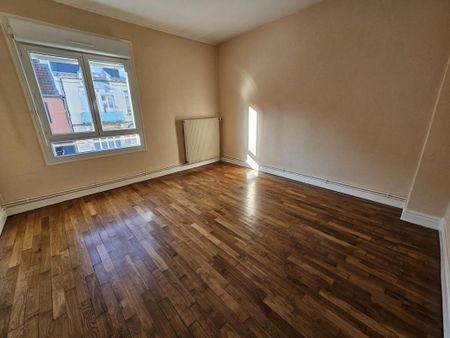 Location Appartement 4 pièces 82m² LE CREUSOT 71200 - Photo 2