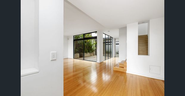 Modern 3-Bedroom Town House in a Prestigious Leafy Location - Photo 1