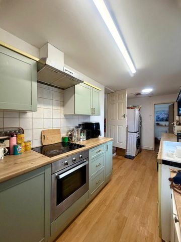 £900 PCM, Spacious Part Furnished One Bedroom Ground Floor Flat with Shared Garden in Shirley Road, Roath, Cardiff, CF23 5HN - Photo 5