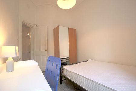 3 bedroom flat to rent - Photo 4