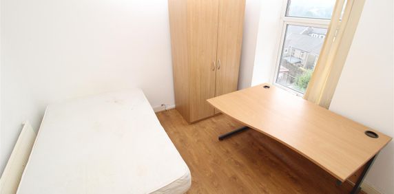House - Terraced For Rent Laura Street, Pontypridd - Photo 2