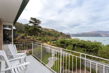 Lovely 4 Bedroom Family Home with Exceptional Views! - Photo 4