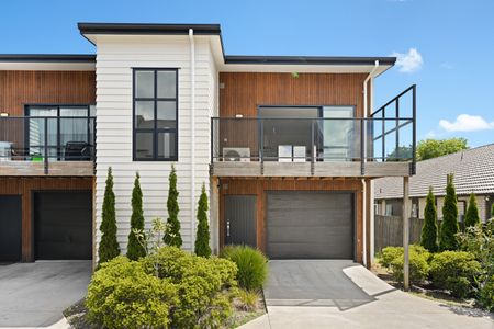 Discover this well-presented two-bedroom, two-bathroom home located on Cook Street in the highly sought-after Hamilton East. - Photo 3